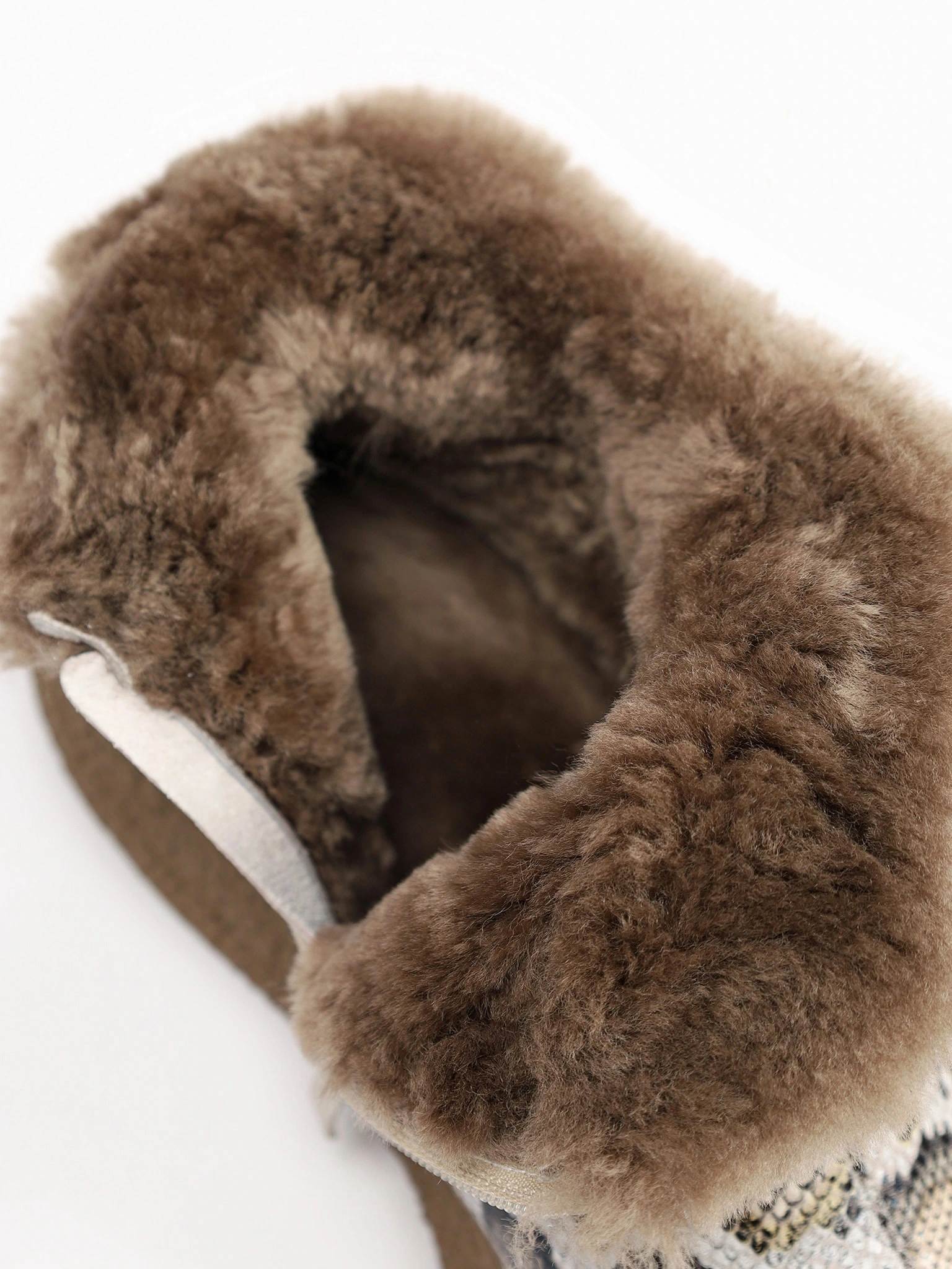 Ботинки с принтом под рептилию на низкой подошве